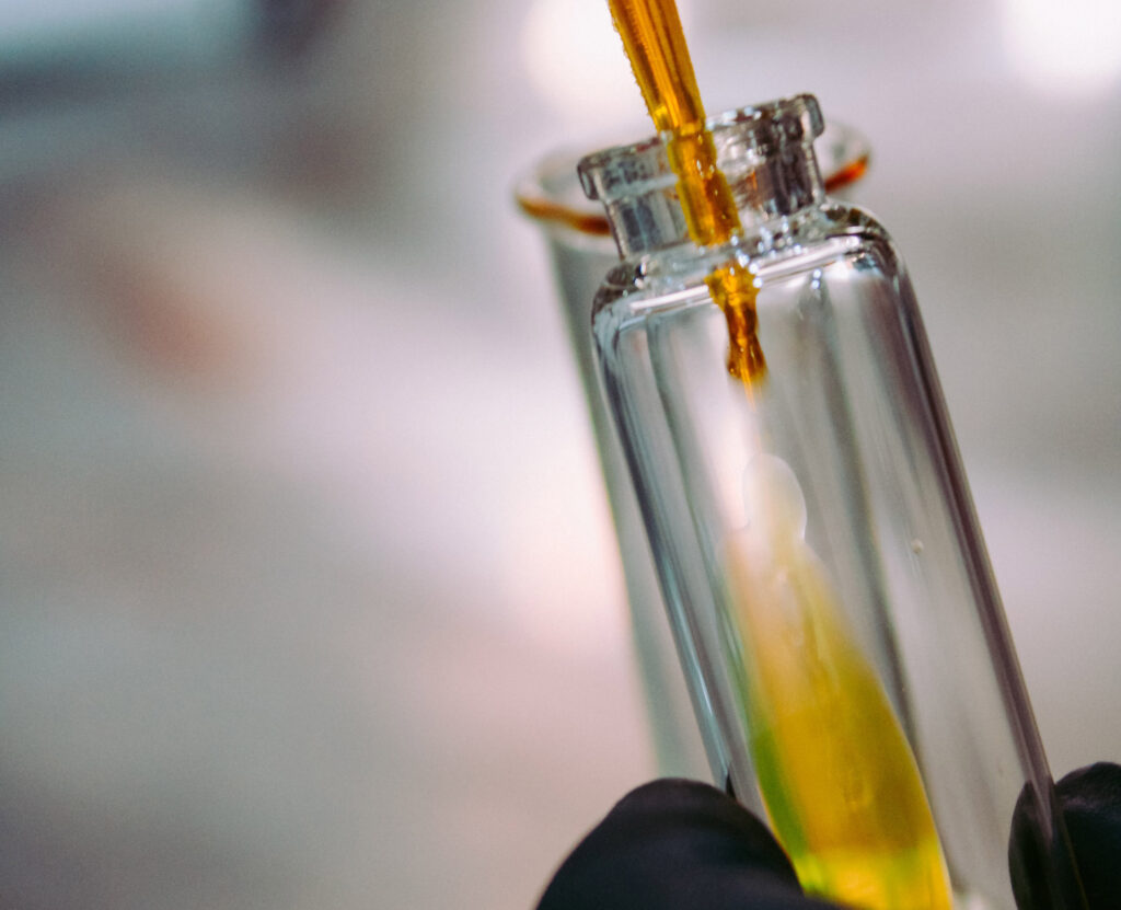 Flaconi di tea tree oil galenico preparato nel laboratorio della farmacia