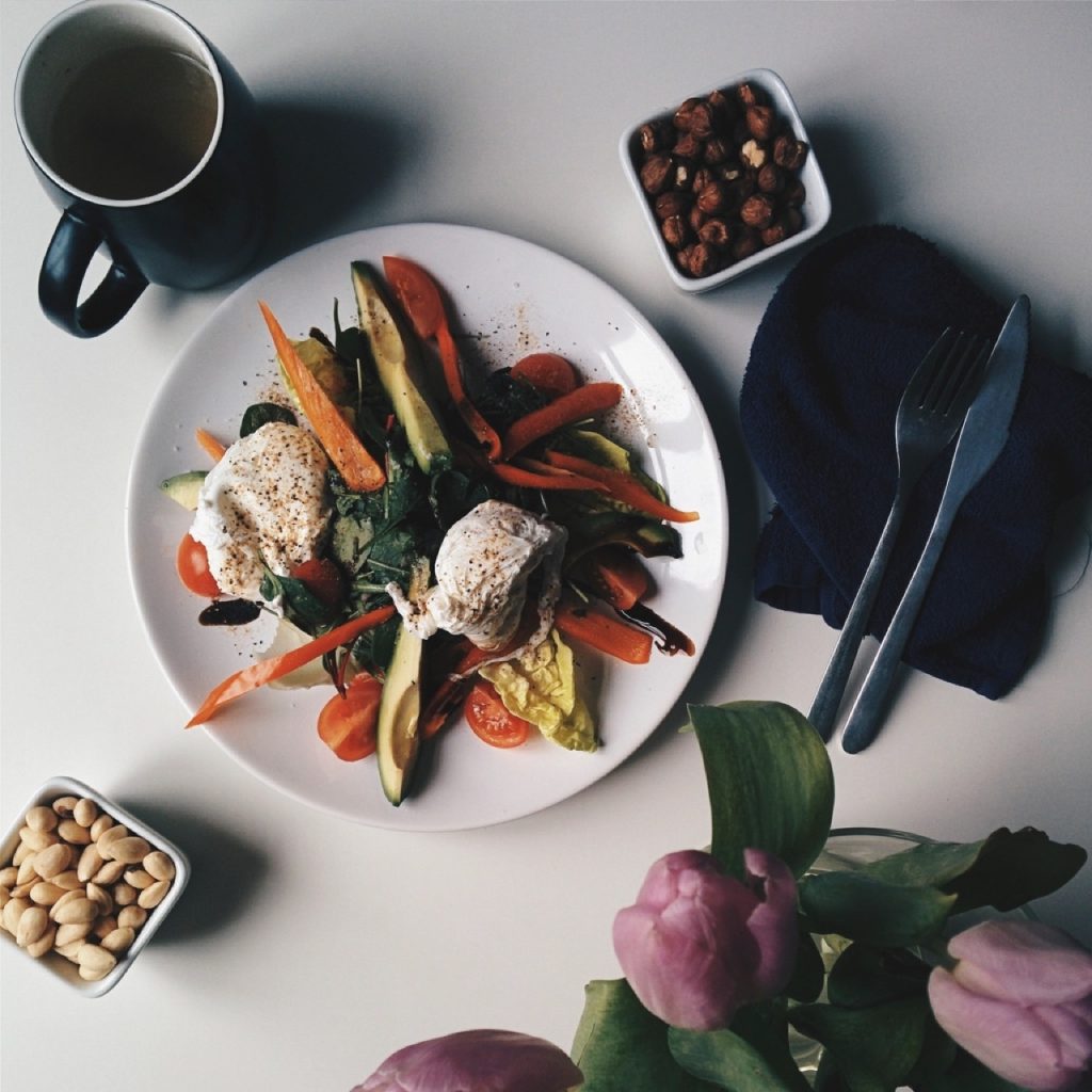 Piatto con verdure, avocado e uova, esempio di alimentazione utile per la pelle secca