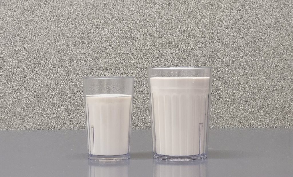 Due bicchieri di latte, alimento ricco di calcio, il minerale del calcio gluconato