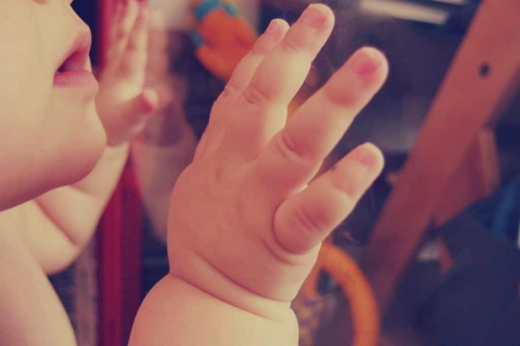 Piccole mani paffute di un bambino, immagine dell'età pediatrica per cui serve la citrullina