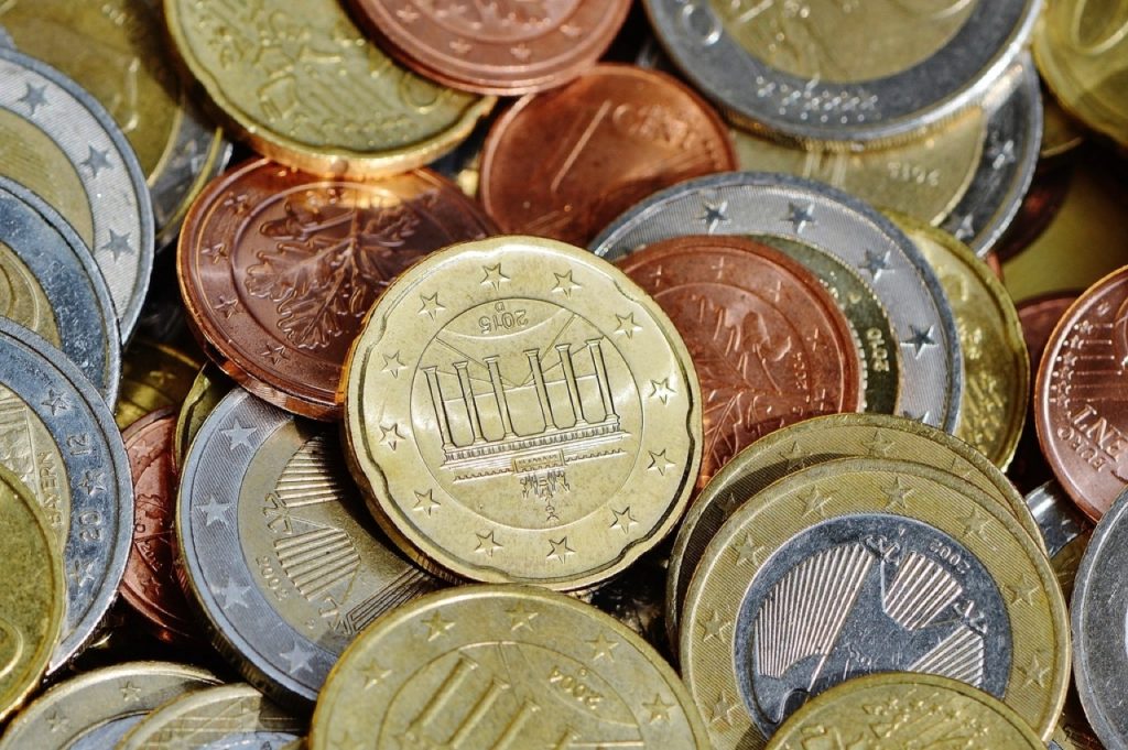 Mucchio di monete in euro, immagine del costo della cannabis terapeutica al grammo