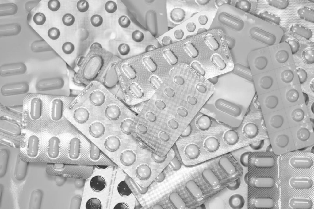 Cumulo di blister di compresse in bianco e nero, farmaci spesso introvabili come Dulcolax