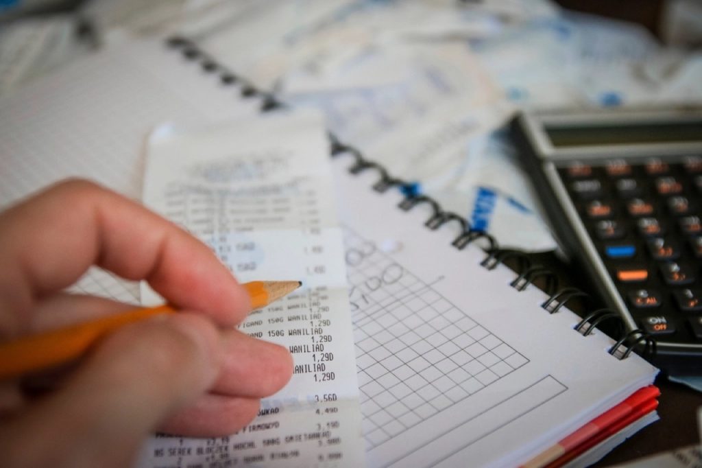 Scontrini, quaderno e calcolatrice per il calcolo delle spese detraibili
