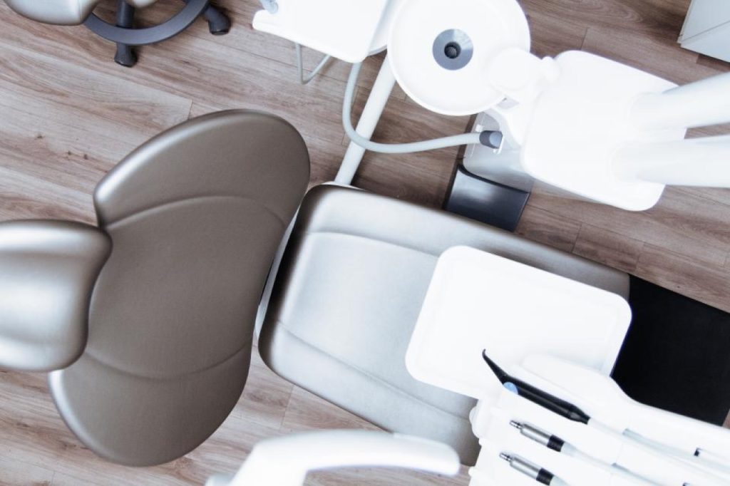 Poltrona di uno studio dentistico vista dall'alto con gli strumenti
