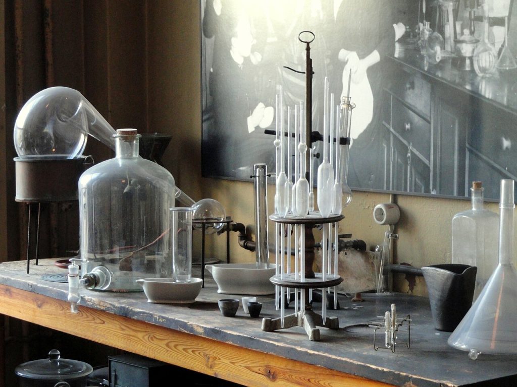 Alambicchi e recipienti di vetro su un bancone da laboratorio