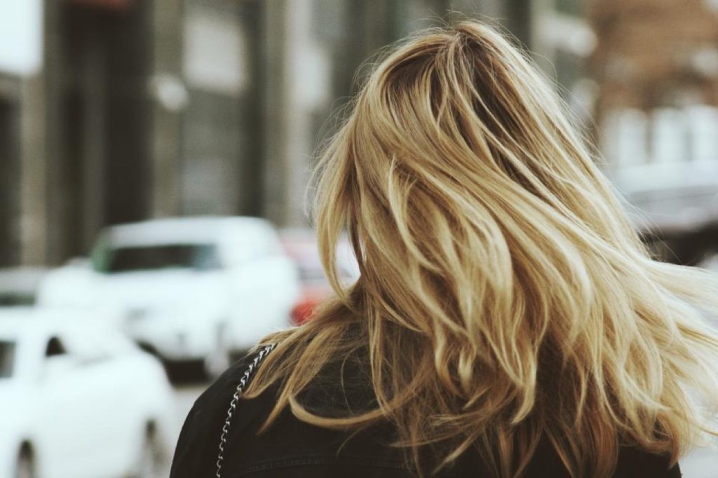 Capelli biondi mossi di una donna ripresa di spalle