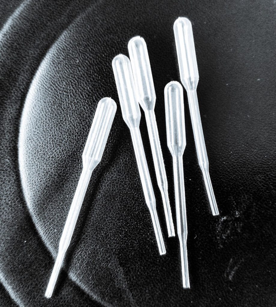 Pipette monouso in plastica trasparente, come per il collirio monodose di meropenem