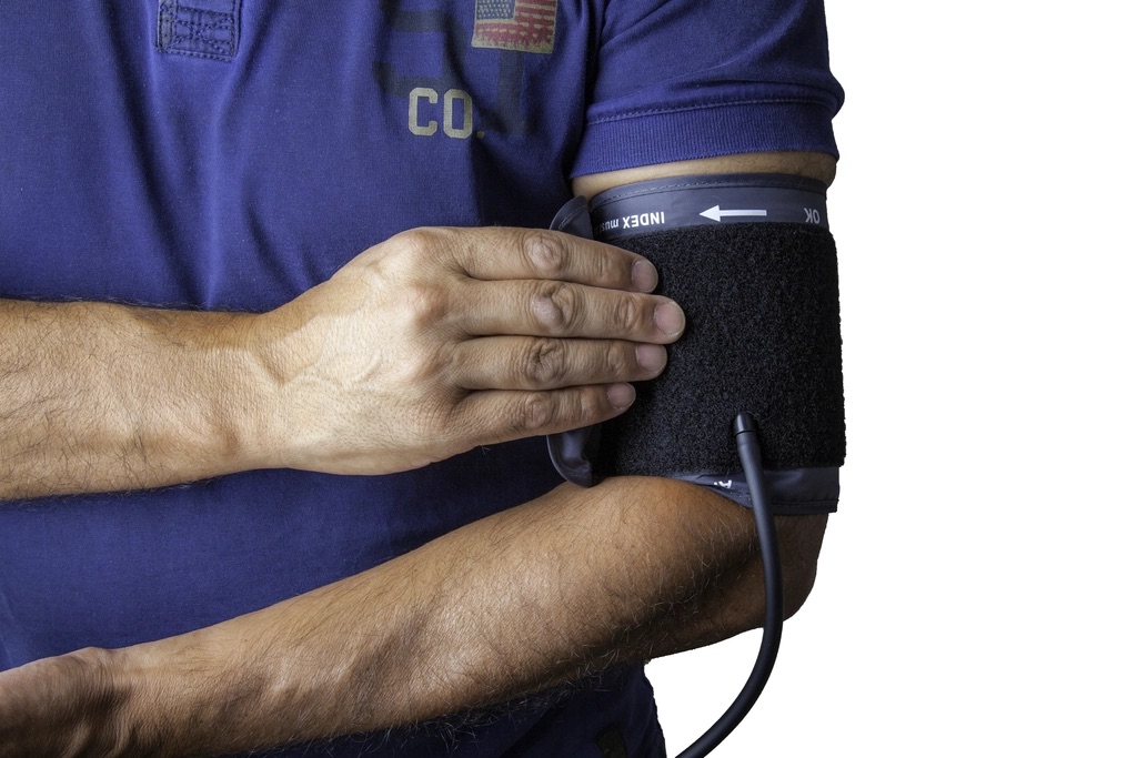 Braccio con bracciale per la misurazione della pressione arteriosa, a proposito della nifedipina