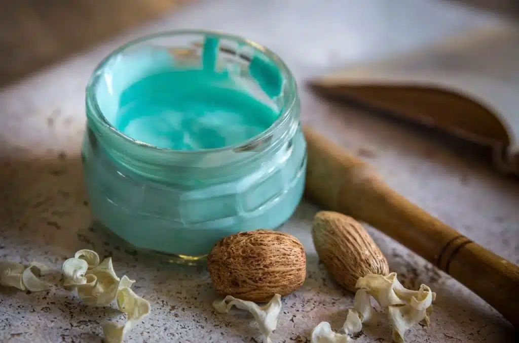 Vasetto di pomata color turchese aperto, preparazione galenica in crema come la stovaina pomata