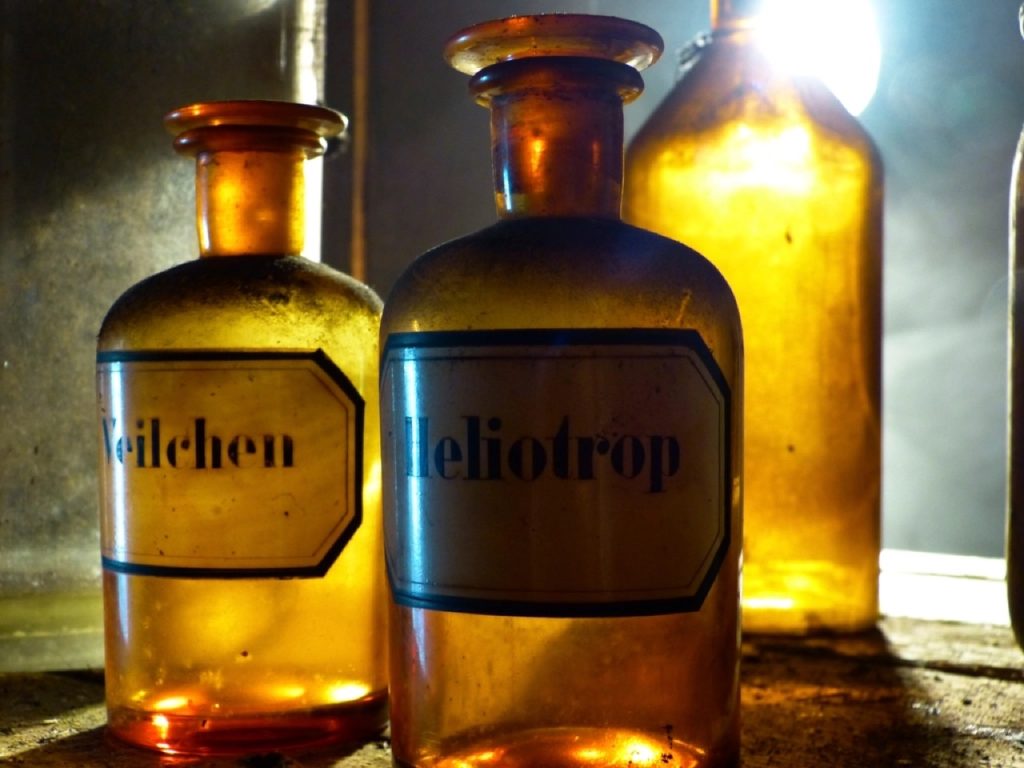 Antichi flaconi di vetro ambrato con etichetta, tipici delle farmacie storiche