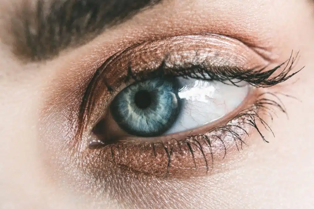Primo piano di un occhio azzurro con ciglia lunghe